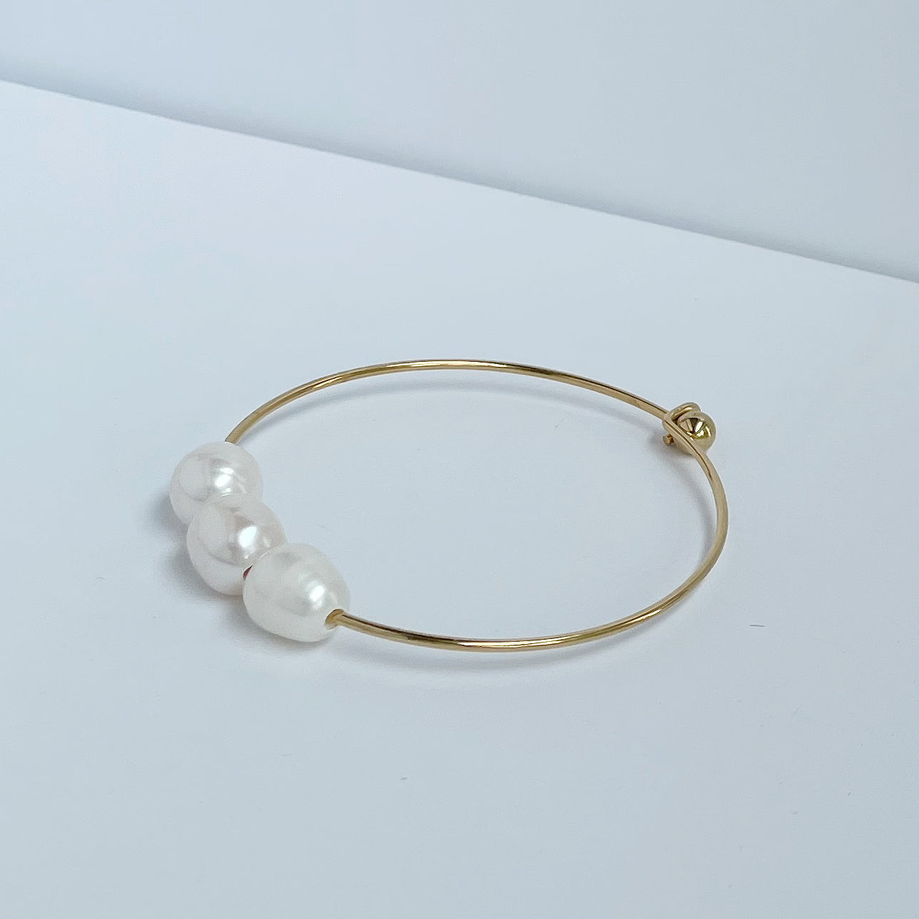 Pria Pearl Bangle gold tone – A handcrafted bracelet by Alysian.