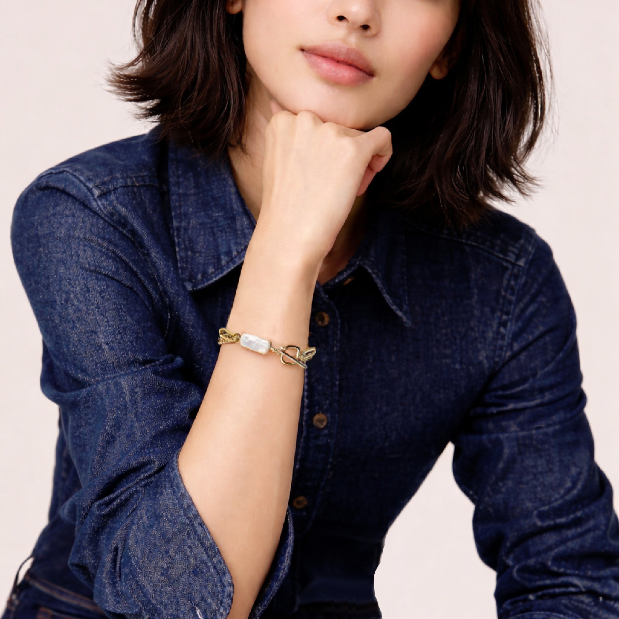 Arlowe Pearl Bracelet worn by a woman – A handcrafted bracelet by Alysian.